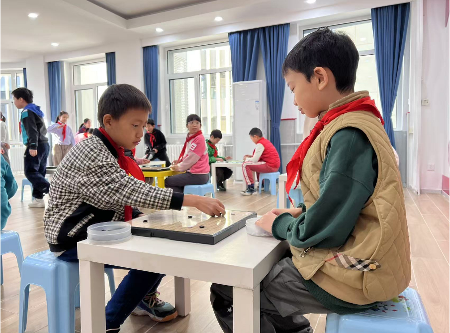 學生們在少先隊大廳下圍棋。人民網 白炅攝