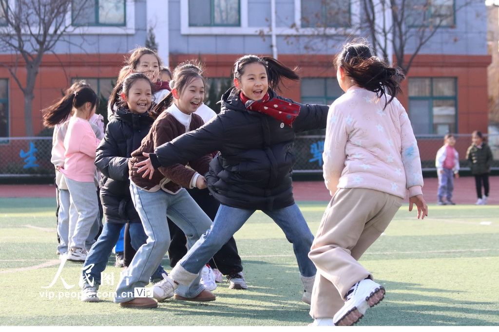 2024年12月27日，在山東省高密市恒濤實(shí)驗(yàn)小學(xué)，孩子們?cè)谕胬销椬叫‰u游戲。