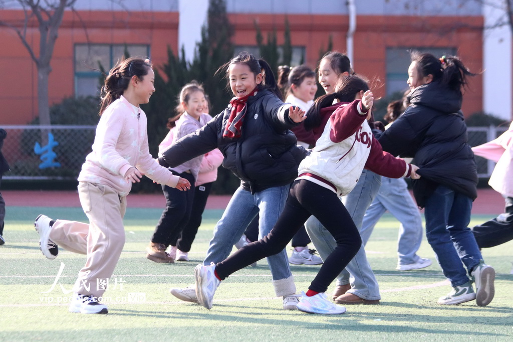2024年12月27日，在山東省高密市恒濤實驗小學，孩子們在玩老鷹捉小雞游戲。