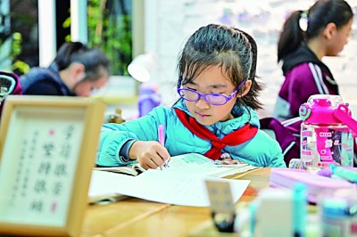 在河南洛陽(yáng)市澗西區(qū)長(zhǎng)安路街道長(zhǎng)安路二社區(qū)共享自習(xí)室內(nèi)，孩子們?cè)趯W(xué)習(xí)。李衛(wèi)超攝/光明圖片