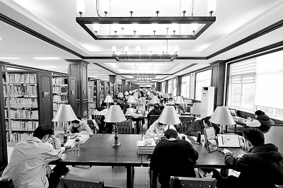 重慶大學(xué)圖書館，大學(xué)生們正在讀書學(xué)習(xí)。孫凱芳攝/光明圖片