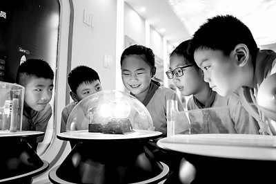 江西省南昌市青云客航天科創(chuàng)空間青少年科普館，孩子們在觀察光壓傳動試驗(yàn)。鮑贛生攝/光明圖片