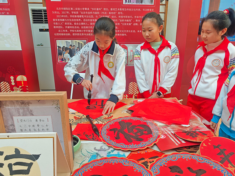 展示活動上，學生現(xiàn)場寫福字。人民網(wǎng)記者 郝孟佳攝