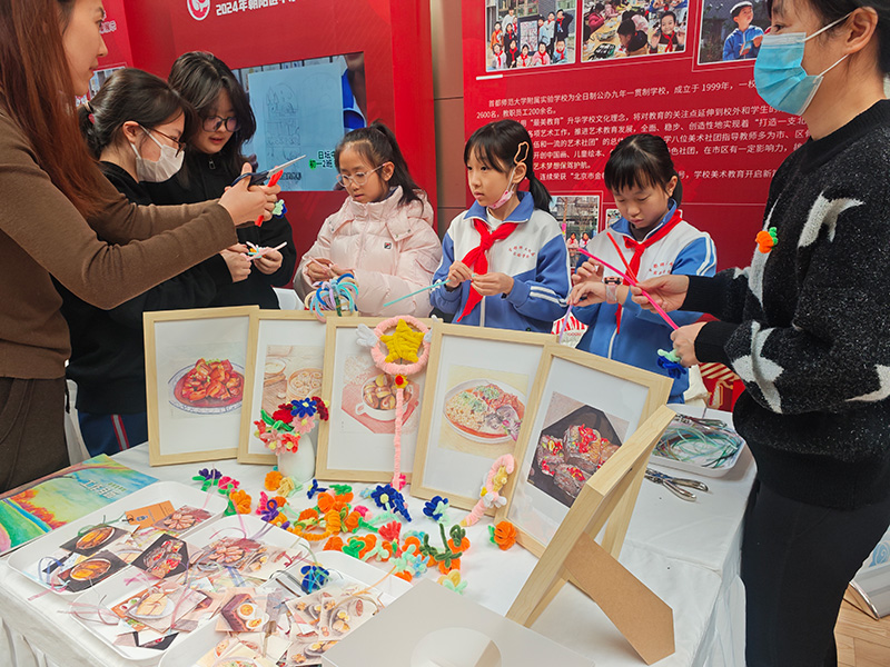 展示活動上，老師教學生們用扭扭棒做手工。人民網(wǎng)記者 郝孟佳攝